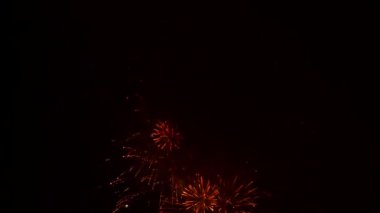 Havai fişek kırmızı ve sarı top parlak şeritler tarafından değiştirilir