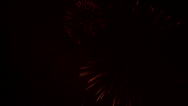 De exploderende ballen van vuurwerk achterlaten van rook — Stockvideo