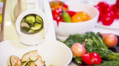 Patlıcan dilimleri ile mutfak robotu keser