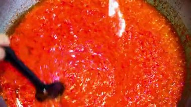 tereyağı ile pan domates salçası ilave edin