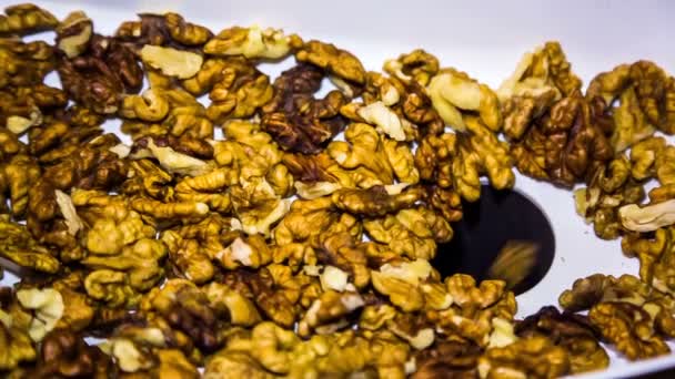 Орехи падают в шлифовальный станок — стоковое видео