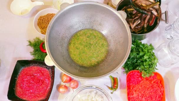 Bir yeşil soslu kızarmış patlıcan yaymak — Stok video