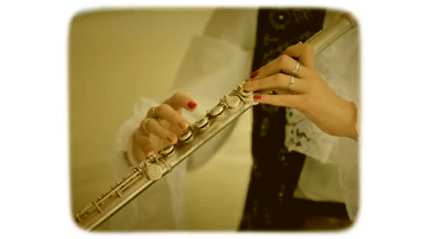 Dedos femeninos tocando los botones de la flauta. Película de estilo retro de 8mm . — Vídeos de Stock