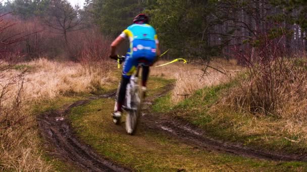 Editorial. the rider descends the dirt road. — Stock Video