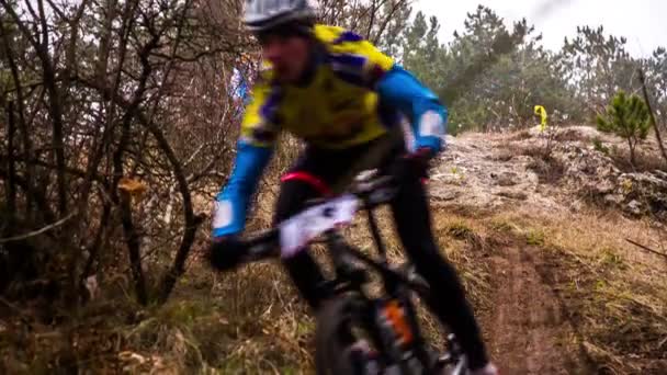 Leitartikel. Der Radfahrer kommt mit dem Abstieg am Felsen nicht zurecht. — Stockvideo