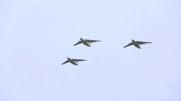 Ledare. En grupp av flygplan utför ett trick. — Stockvideo
