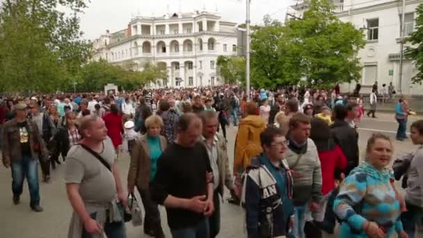 Redactie. menigte van mensen die zich verplaatsen op de parade. — Stockvideo