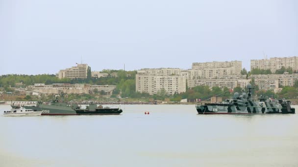 Editorial. Parade de navires de guerre dans la mer . — Video