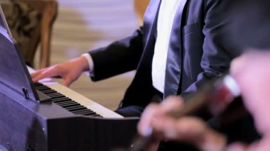 Müzisyenler müzik farklı aletleri üzerinde oynamak..