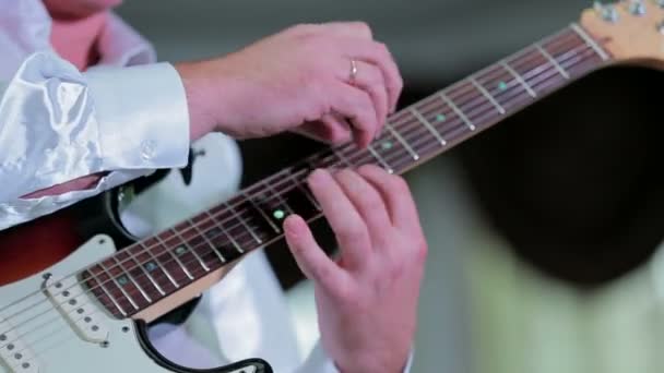 男子指法指板吉他 — 图库视频影像
