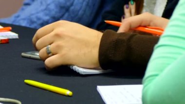 Ellerini toplantı sırasında masaya koy