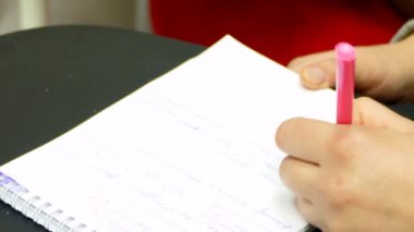 solak notları not defterinde tutar.