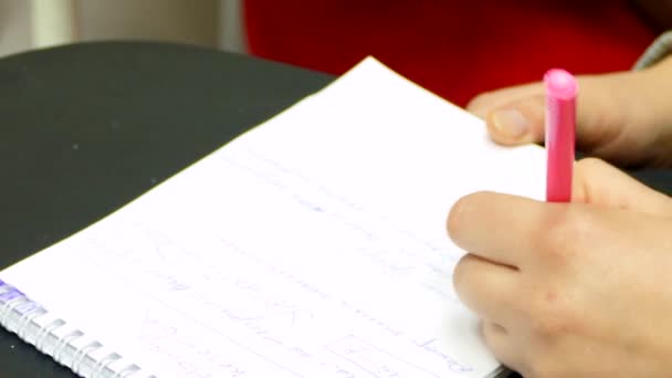Ο left-hander κρατά σημειώσεις στο Σημειωματάριο — Αρχείο Βίντεο