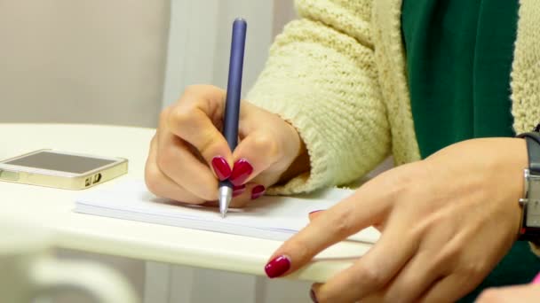 During the meeting, the hand writes notes to the notebook. — Stock Video