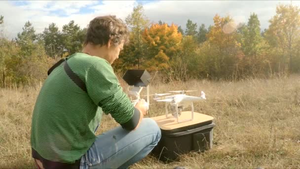 Člověk se chystá quadrocopter letu — Stock video