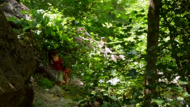 Mutter und Sohn kommen von einem Spaziergang im dichten Wald zurück — Stockvideo