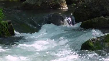 eşik düşen su bir köpük dağ dere oluşturur.