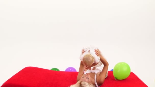 Bebek kız ile katta oynayan kadın — Stok video