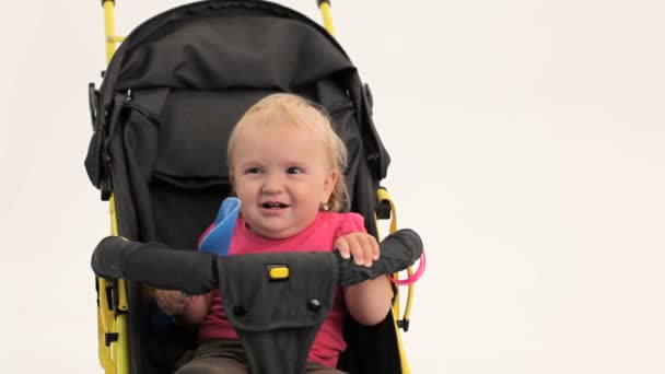 在马车不满的婴儿女孩 — 图库视频影像