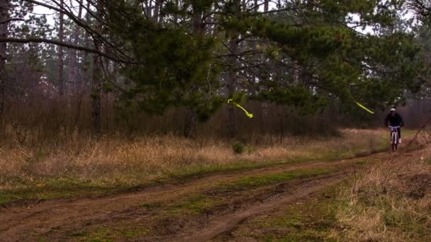 Redactie. de fietser kruist een deel van de route. — Stockvideo