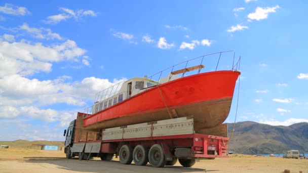 El barco rojo está listo para el transporte — Vídeos de Stock