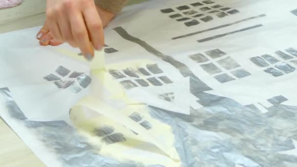 Рисование зимнего пейзажа с помощью маскировочной ленты — стоковое видео
