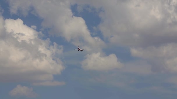 Het vliegtuig vliegt onder de wolken — Stockvideo