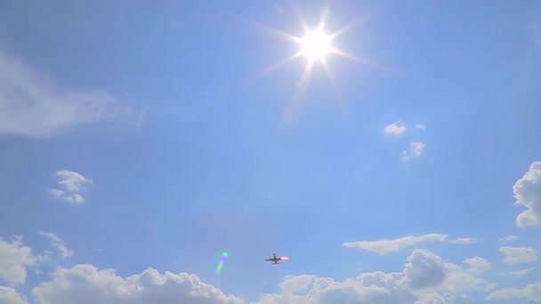 Het vliegtuig vliegt door de zon — Stockvideo