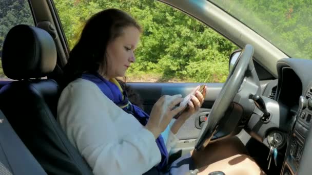 Biznes kobieta jazdy, utracone i wywołujący — Wideo stockowe