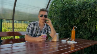 bir adam, Evet bir kafede kahve, yeşil büyüyen arka planda içme