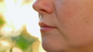 fındık ve kuru meyve yeme kadın