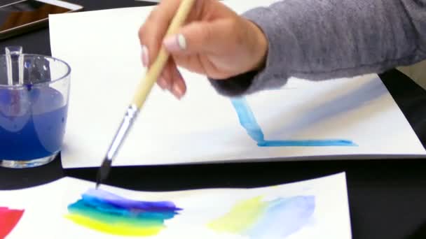 Künstler Hand zeichnet einen Gradienten