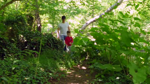 A família sai de uma floresta espessa . — Vídeo de Stock