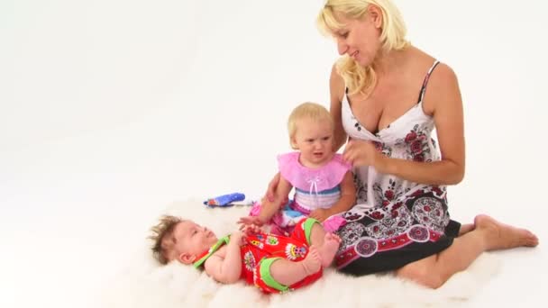 生まれたばかりの息子と小さな娘を持つママ — ストック動画