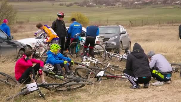 Um grupo de ciclistas descansando após a corrida . — Vídeo de Stock