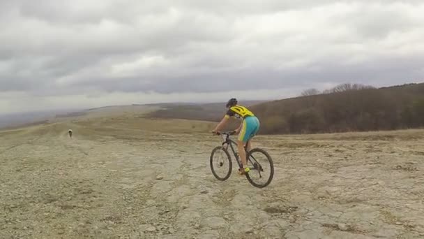 Leitartikel. Radfahrer stürzt vom Berghang. — Stockvideo