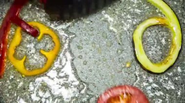 Bir aşçı, harflerden kelime yemeklerine kadar bir kompozisyon uyguluyor..