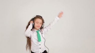 Kulaklıkları elini sallayan küçük bir kız.