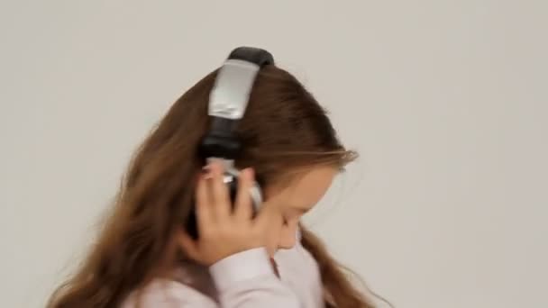 Uma menina está dançando em fones de ouvido. Movimento lento . — Vídeo de Stock