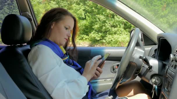 Kobieta biznesu jazdy i z telefonem — Wideo stockowe