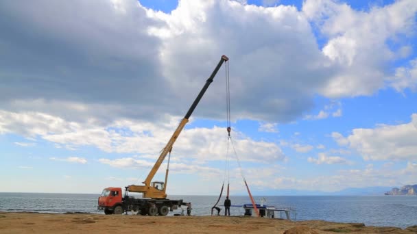 Al gancio del camion gru è una barca di mare — Video Stock