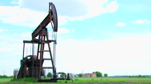 Schommel machine voor het olieveld op het werk — Stockvideo