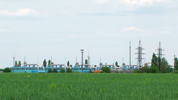 Planta de procesamiento de gas para campo de trigo — Vídeos de Stock