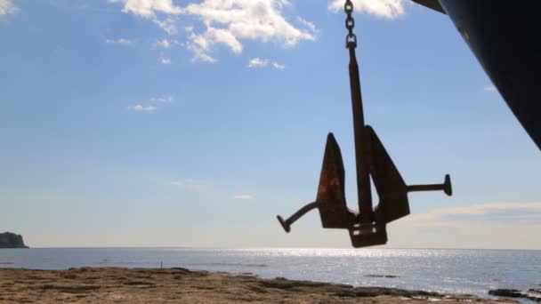 Loď kotva váží ve vzduchu nad pobřežím. — Stock video