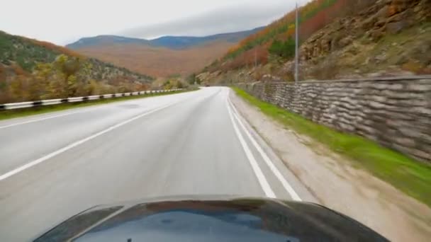 O carro anda ao longo de uma estreita estrada de montanha. — Vídeo de Stock