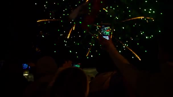 Gente filmando fuegos artificiales usando teléfonos inteligentes — Vídeos de Stock
