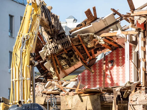 Demolizione di una vecchia casa. spazio per nuove costruzioni — Foto Stock