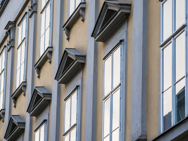 Fenster in einem alten Gebäude — Stockfoto