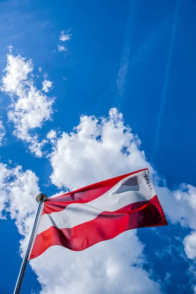 Österreichischer Flesgge weht im Wind — Stockfoto