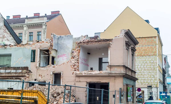 Demolición de una casa vieja. espacio para nueva construcción — Foto de Stock